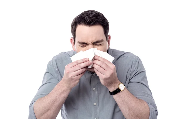 Hombre enfermo sonándose la nariz — Foto de Stock