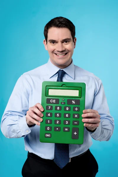 Contador masculino mostrando calculadora — Foto de Stock