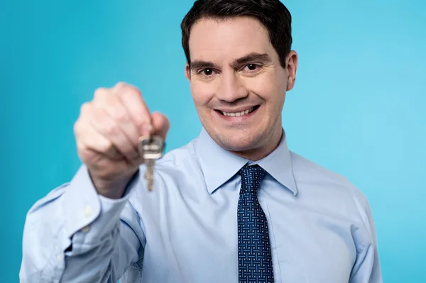 Real estate agent offering key — Stock Photo, Image
