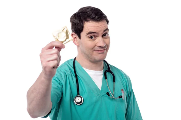 Doctor showing condom — Stock Photo, Image