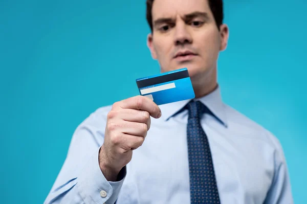 Uomo d'affari guardando la carta di debito — Foto Stock