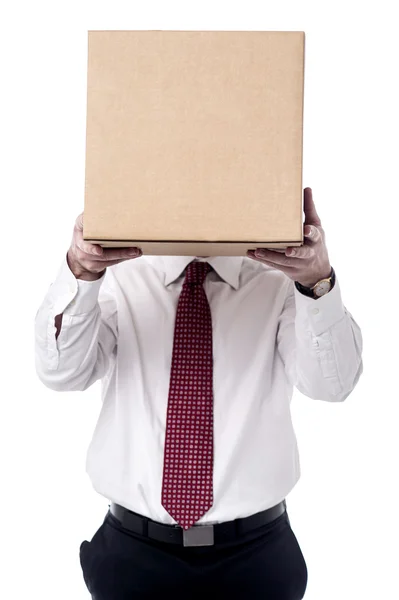 Человек с картонной коробкой — стоковое фото