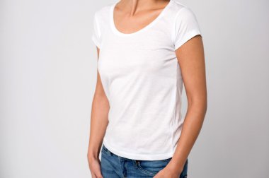 Bölümün ortalarında genç kadın