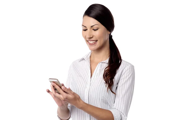 Vrouw texting van haar mobiele telefoon — Stockfoto