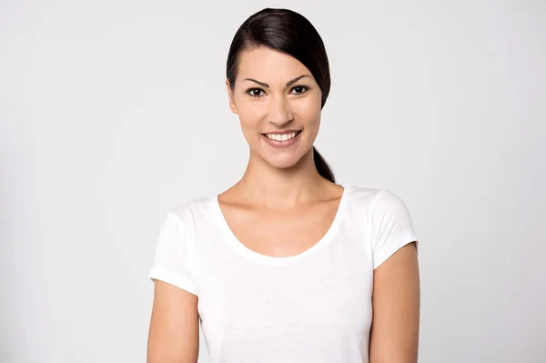 Young woman posing to camera — Stock Photo, Image