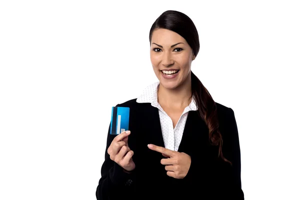 Empresária mostrando seu cartão de crédito — Fotografia de Stock