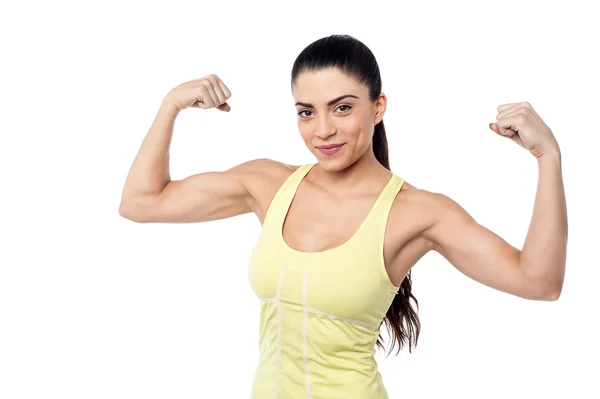 Mujer flexionando sus bíceps —  Fotos de Stock