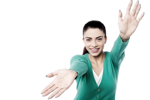 Mujer tratando de atrapar algo — Foto de Stock