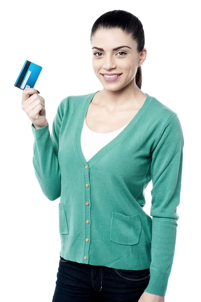Femme montrant sa carte de crédit — Photo