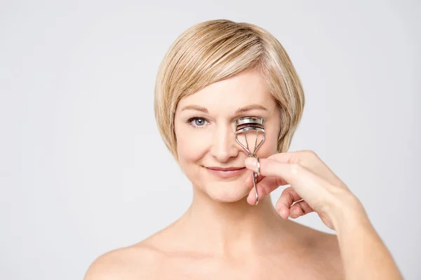 Vrouw met behulp van oog lash krultang — Stockfoto