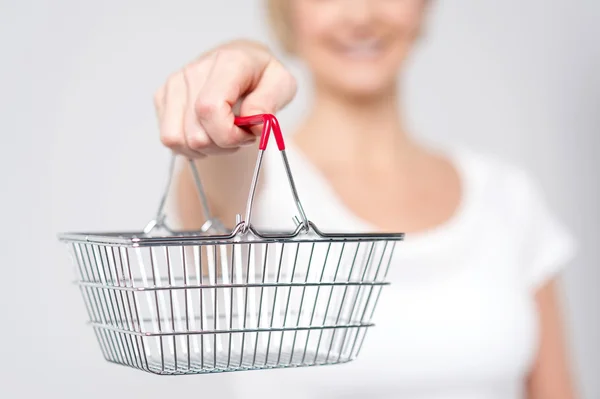 Woman showing shopping cart — Stock Photo, Image