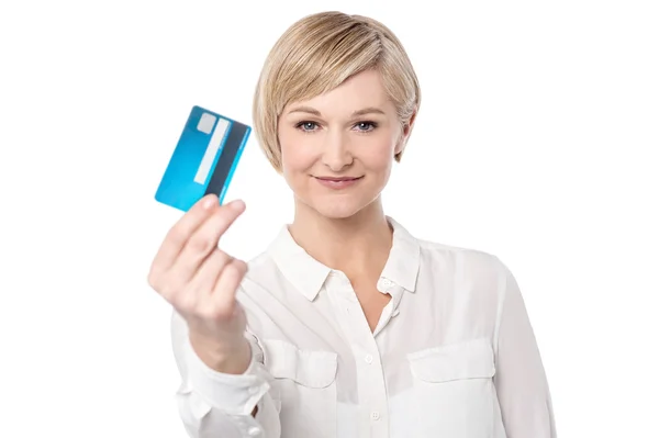 Woman showing her credit card — Stock Photo, Image