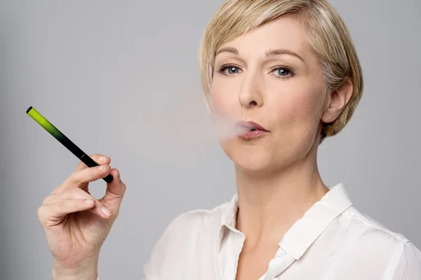 Mujer fumando cigarrillo electrónico — Foto de Stock