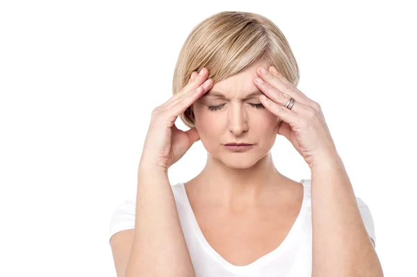 Woman holding her head — Stock Photo, Image