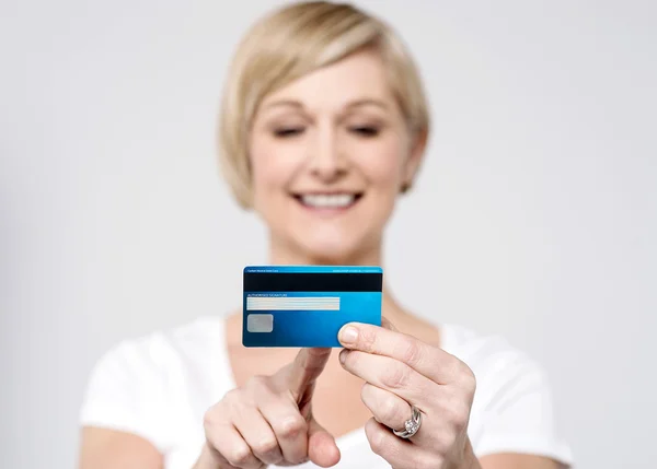 Mujer señalando su tarjeta de efectivo —  Fotos de Stock