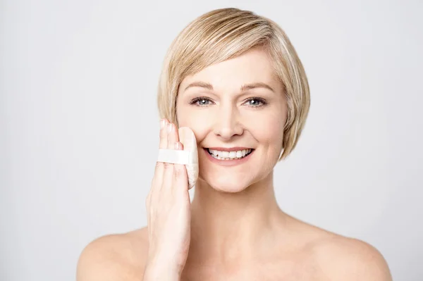 Mujer aplicar esponja cosmética —  Fotos de Stock