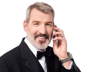 Adam cep telefonuyla konuşuyor.