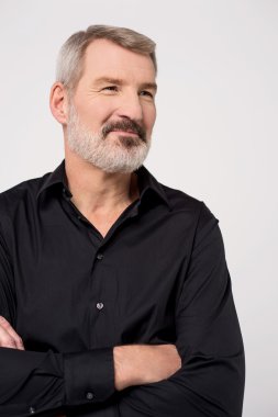 adam katlanmış silah ile poz