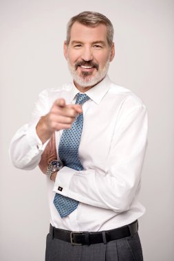 kamera doğru işaret eden işadamı