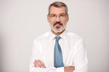 işadamı katlanmış silah ile