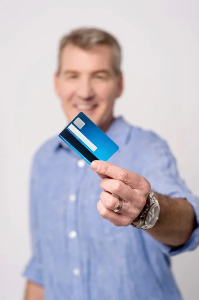 Muž ukazuje svou platební kartu — Stock fotografie