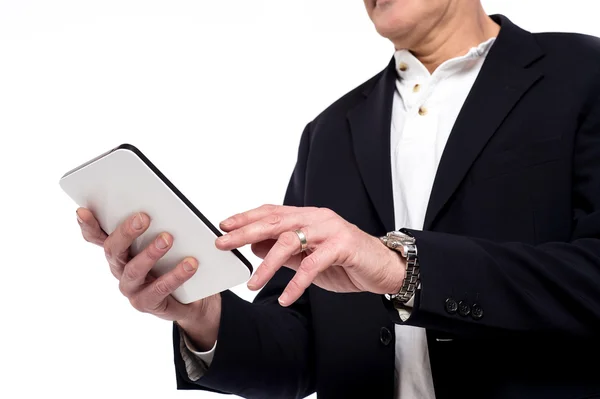 Hombre operando teléfono móvil — Foto de Stock