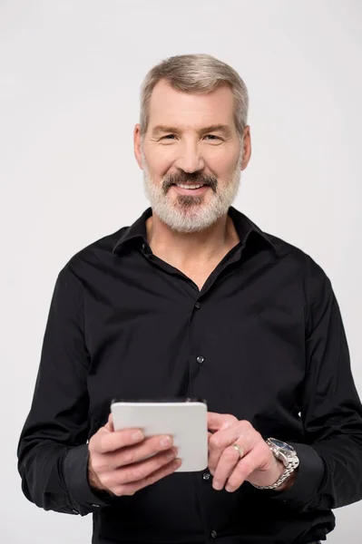 Homem segurando um novo tablet digital — Fotografia de Stock