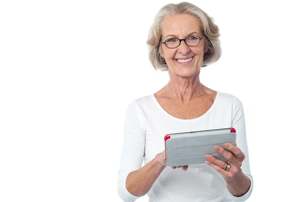 Mujer usando tableta — Foto de Stock