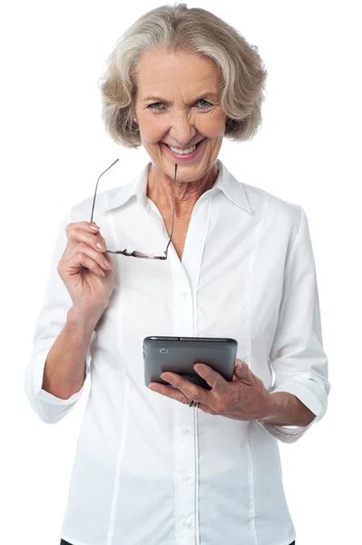 Volwassen vrouw met digitale tablet — Stockfoto