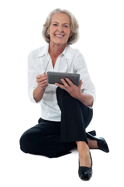 Vrouw operationele digitale Tablet PC — Stockfoto