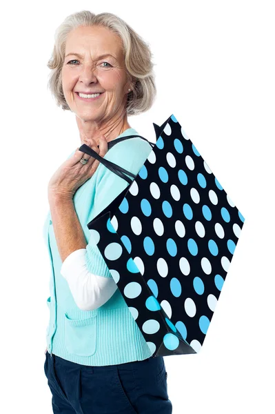 Vieja mujer llevando bolsa de compras — Foto de Stock