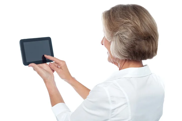 Vrouw die op haar Tablet PC werkt — Stockfoto