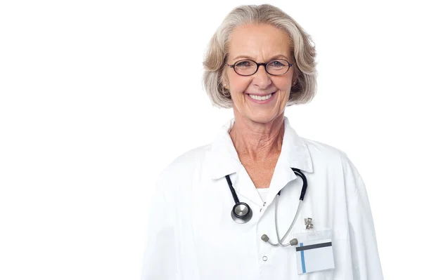 Пожилая женщина-хирург со стетоскопом — стоковое фото