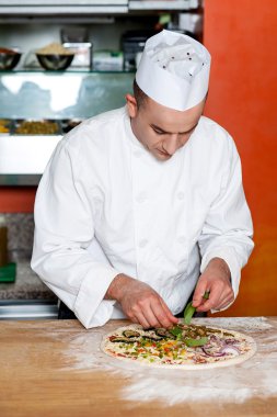Şef lezzetli pizza hazırlama