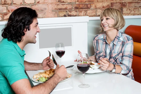 Casal jantando no restaurante — Fotografia de Stock