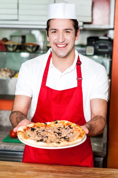 Chef entregando pizza — Fotografia de Stock