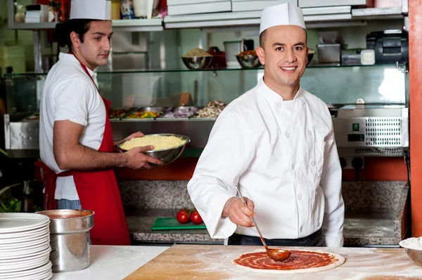 Koch bereitet den Pizzaboden zu — Stockfoto