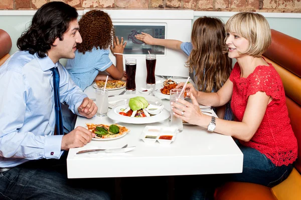 Familie isst gemeinsam im Restaurant — Stockfoto