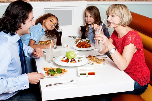 Familie isst gemeinsam im Restaurant — Stockfoto