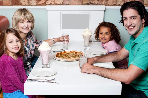 Família juntos em um restaurante — Fotografia de Stock