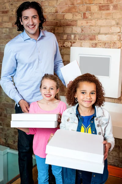 Дівчата і батько з коробками для піци — стокове фото