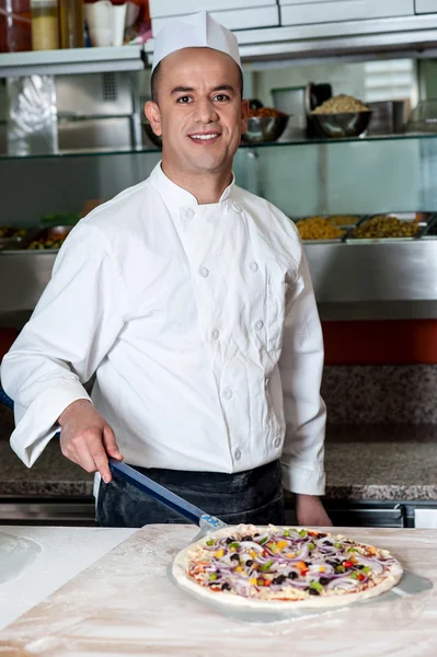 Chef con masa de pizza preparada — Foto de Stock