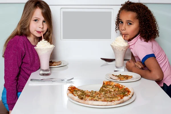 Μικρά κορίτσια στο εστιατόριο — Φωτογραφία Αρχείου