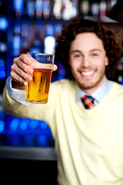 Uomo che beve birra — Foto Stock