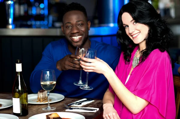 Paar trinkt Wein in Bar — Stockfoto