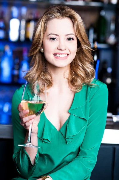 Femme dégustant du champagne au bar — Photo