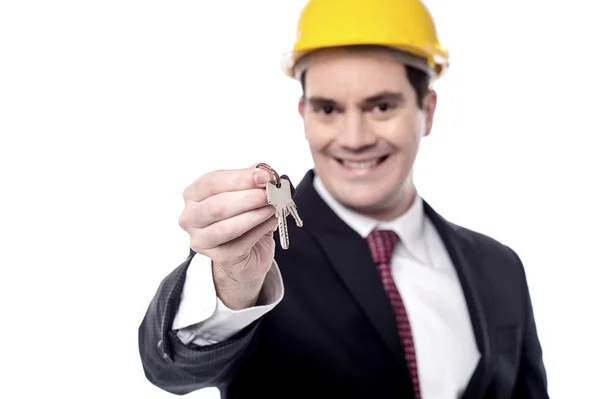 Engineer offering house keys — Stock Photo, Image