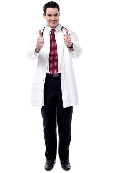 Médico mostrando pulgares dobles hacia arriba — Foto de Stock