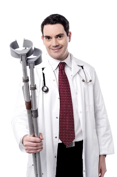 Médico mostrando muletas — Fotografia de Stock