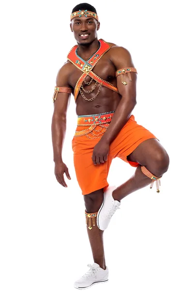 Dançarina de samba masculina posando em uma perna — Fotografia de Stock